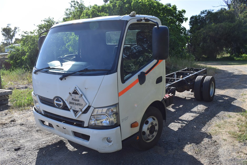 2011 Hino 300 Series Cab Chassis, Truck Fuel Tanks