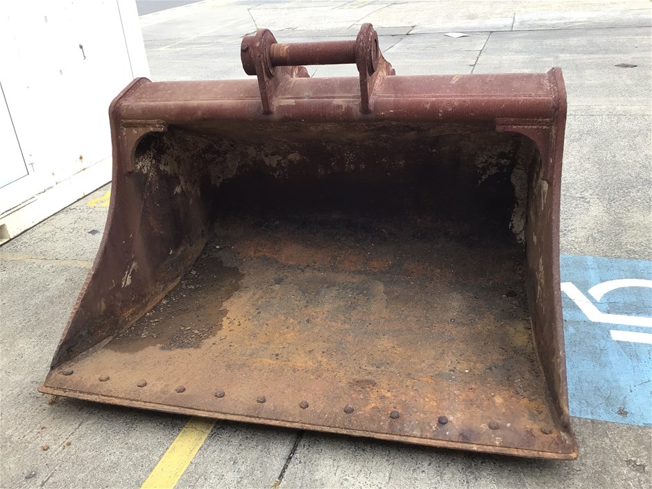GP Bucket Auction (0092-5058113) | Grays Australia
