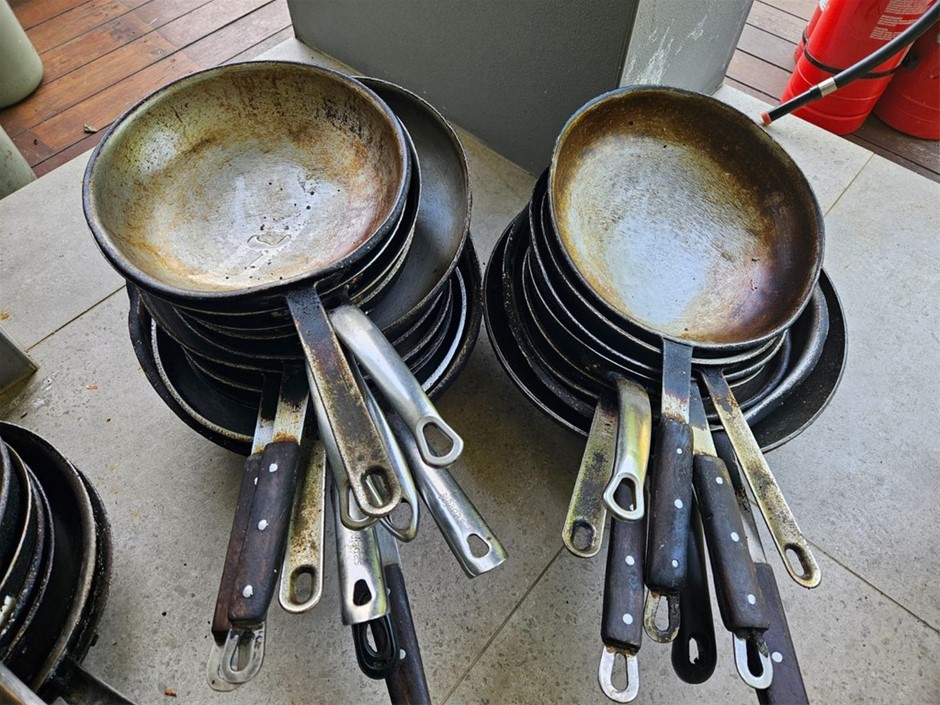 19x Assorted stainless steel frying pans