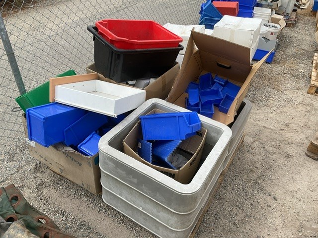 Pallet Containing Storage Organisers, Pits, and Bathroom Hardware ...