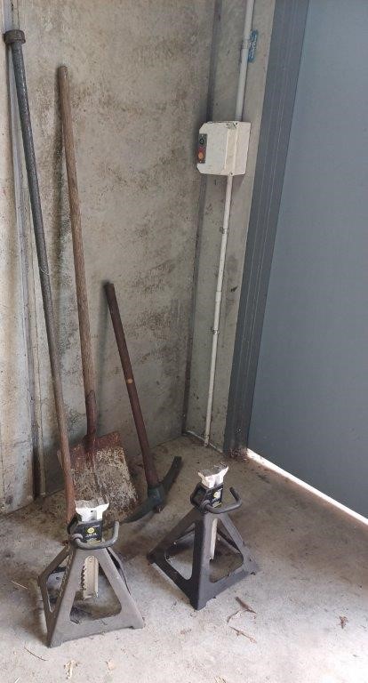 Pick Axe, Fence Bar & HD Axle Stands Auction (0122-5059901) | Grays ...