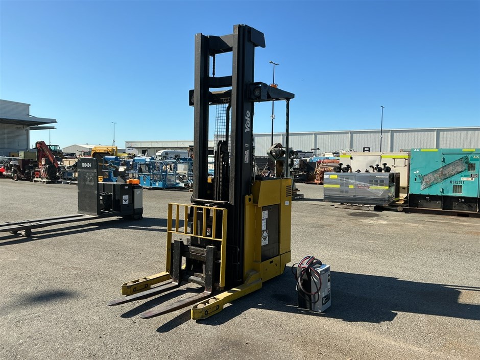 Unreserved Yale Forklift & Crown Pallet Jack