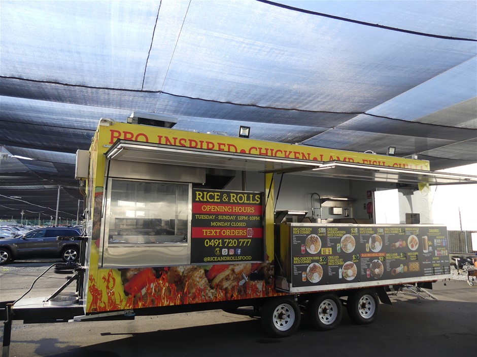 2020 Bella Manufacturing Custom Tri-Axle 20` Food Trailer