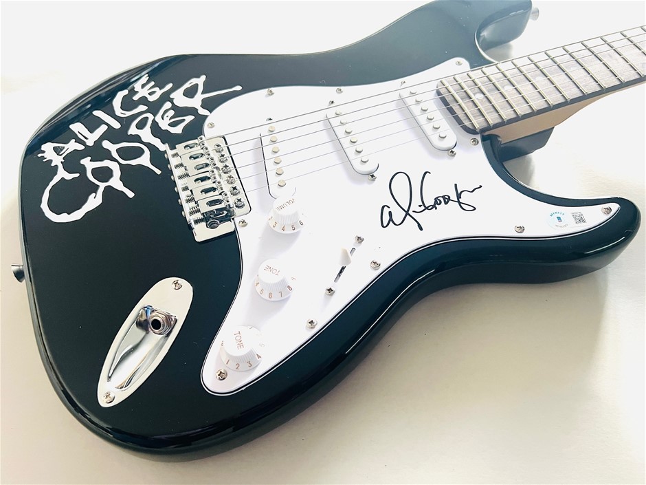 Alice Cooper signed Electric Guitar Auction (0018-8020504) | Grays
