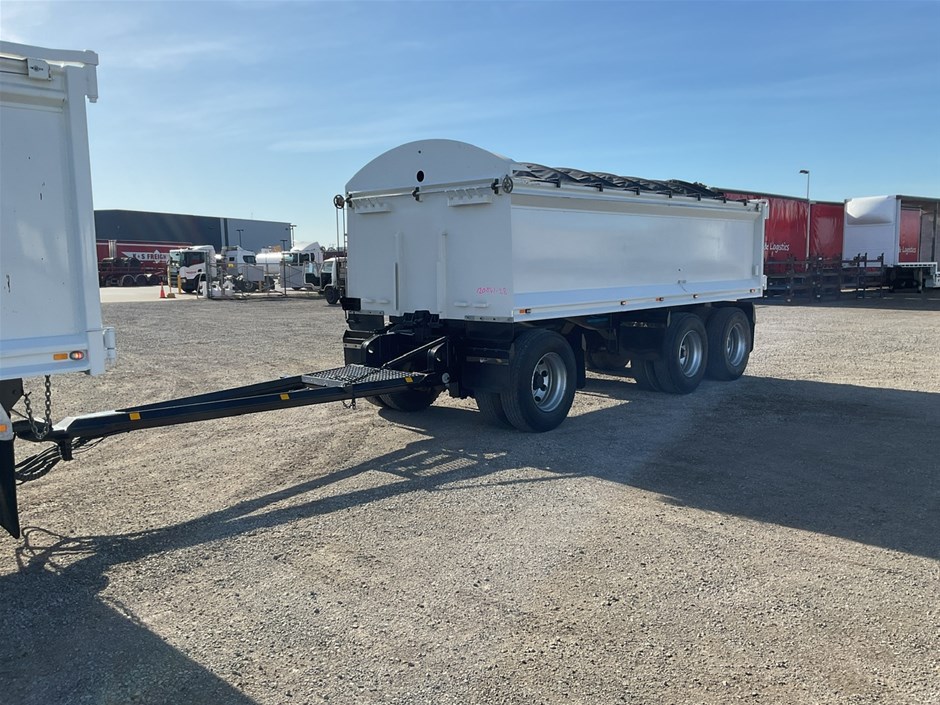 2017 NJE DOG 3 Triaxle Dog Trailer & 2018 Ramco Box Trailer