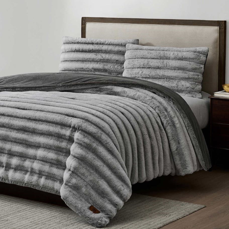 FRYE CHANNEL 3pc Faux Fur King Comforter Set, Light Grey. N.B: 2 x pillowca