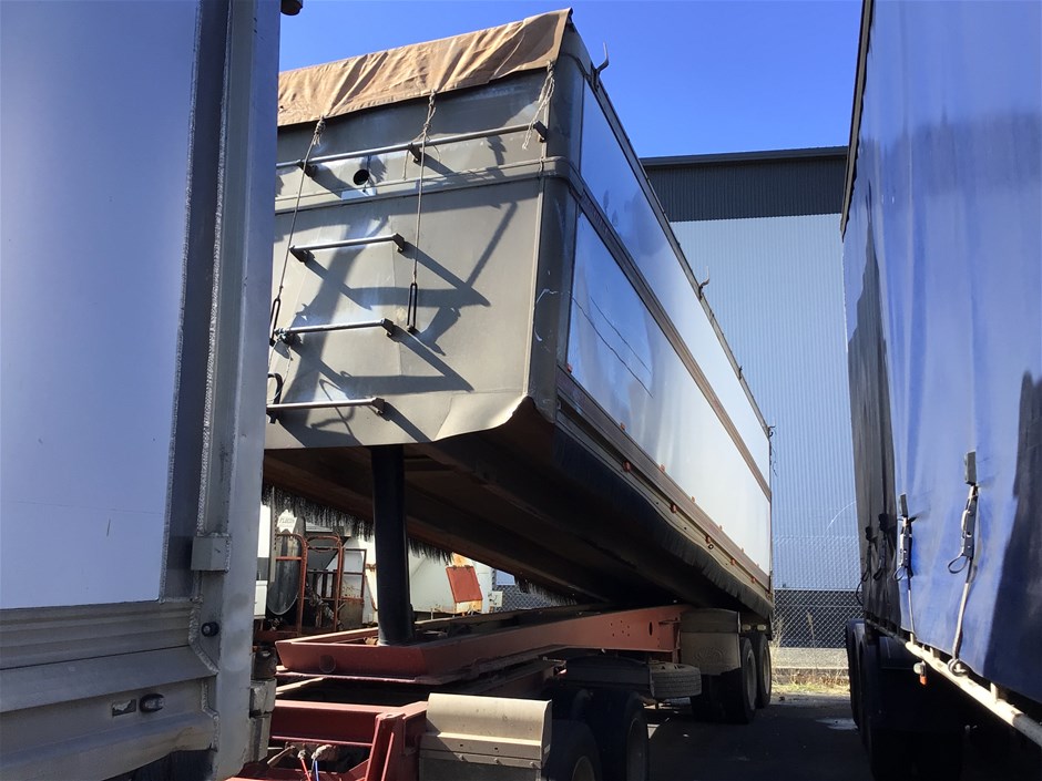 <p>1998 Hercules HEDT-4 Quadaxle Tipper Trailer</p>