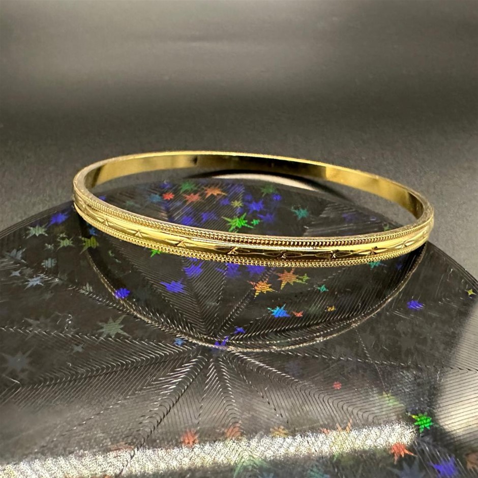 Designer Patterned Bangle in Gold