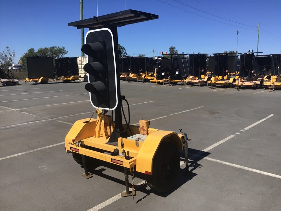 2008 Giga Signs Traffic Light Single Traffic Control Unit Trailer