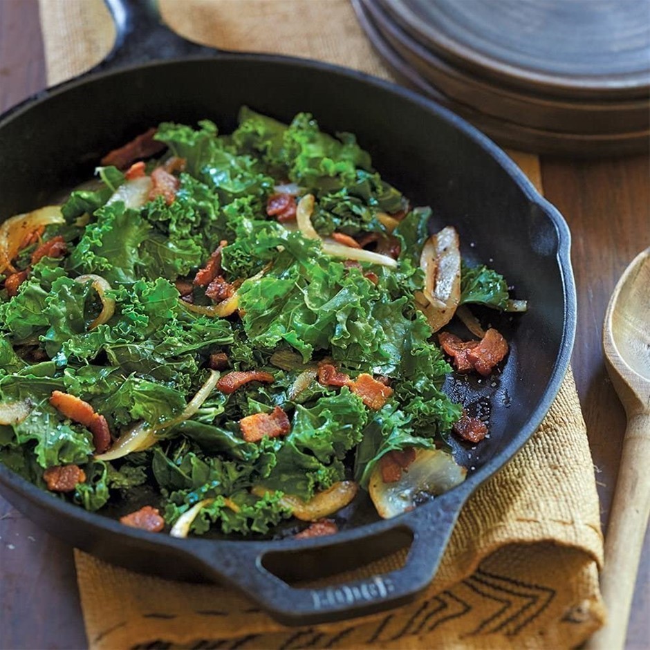 LODGE Cast Iron Skillet with Helper Handle, 26cm. Pre-seasoned.