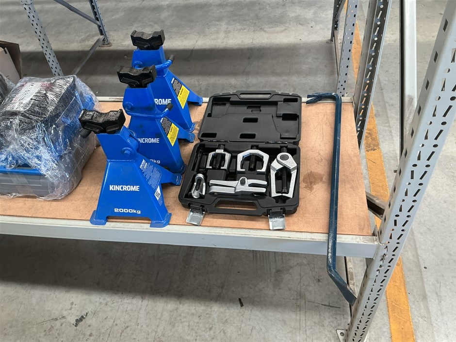 <p>Axel Stands, Pinch Bar, Bearing Puller Set</p>