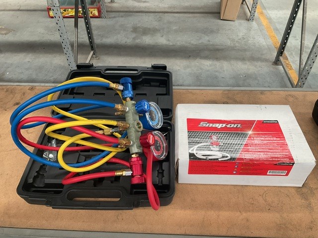 1 x Refrigerant Charging Kit, 1 x Cooling System Refiller