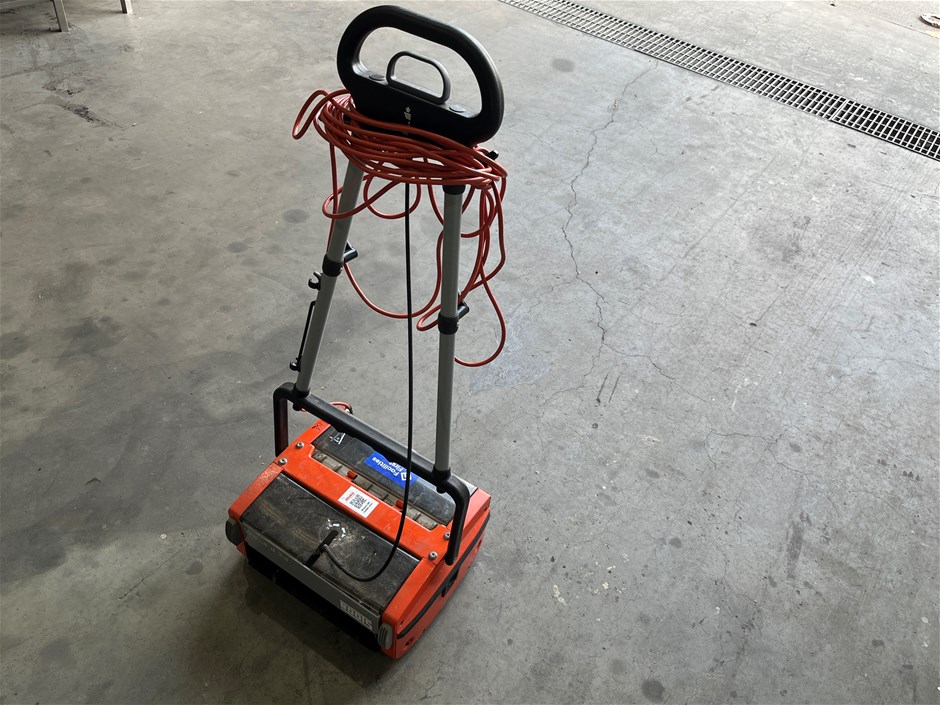 <p>Roots Wizzard W34N 34cm Compact Scrubber</p>