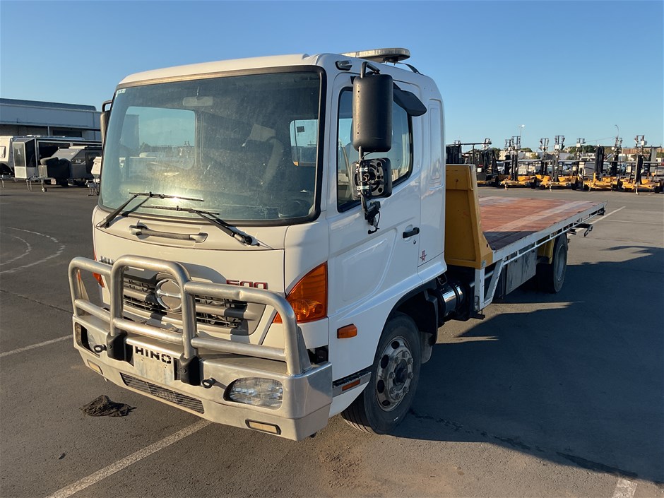2016 Hino 500 4 x 2 Tilt Tray Truck