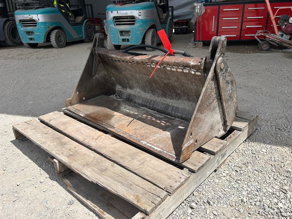 <p>4 in 1 Bucket</p>