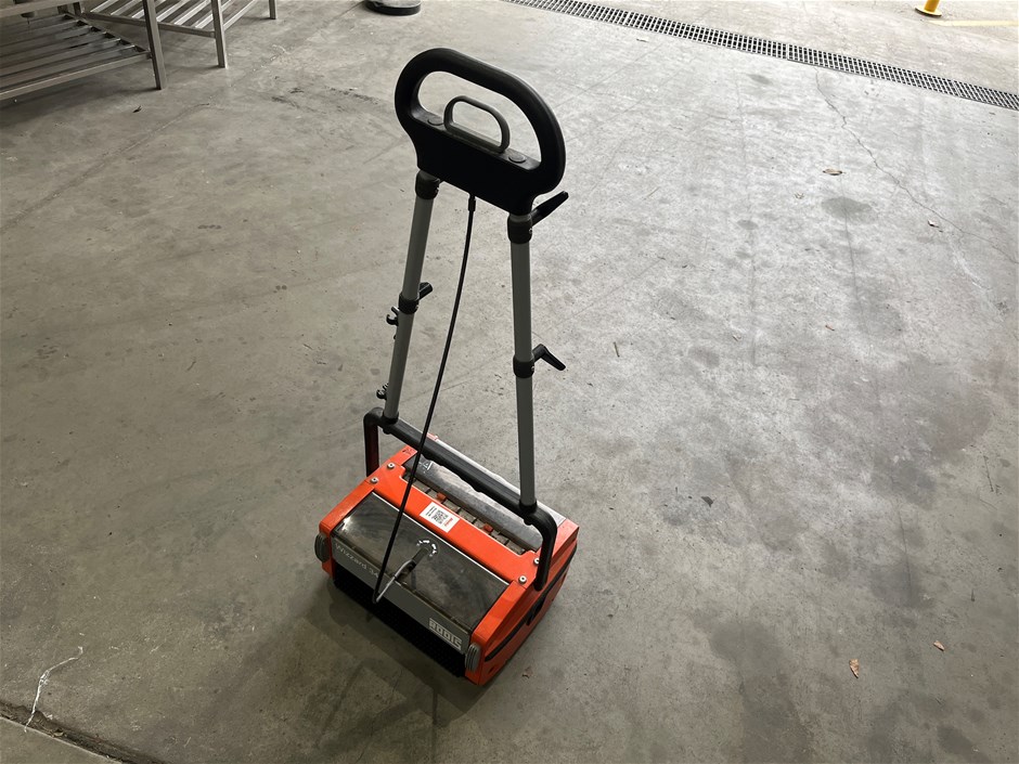 <p>Roots Wizzard W34N 34cm Compact Scrubber </p>