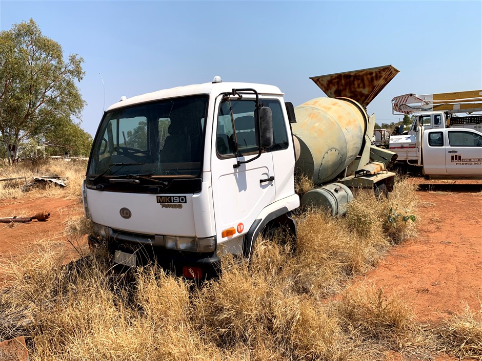 <B>2001 Nissan UD MKB210 Mini Agitator Truck</B>