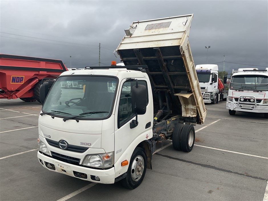 <p>2016 Hino 300 4 x 2 Tipper Truck</p>