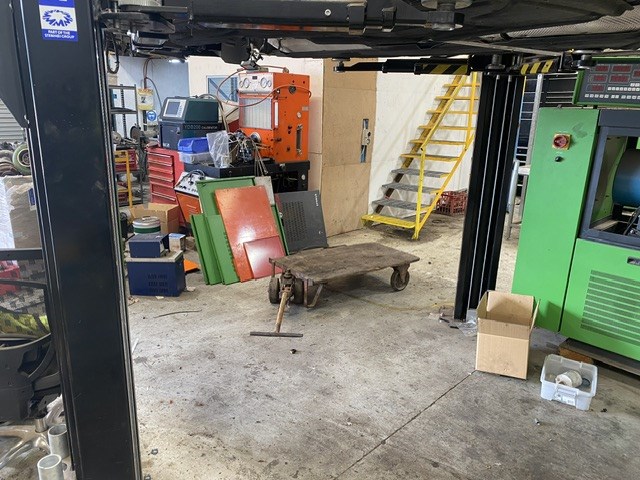 <p>Molnar SM245 Two Post Hoist</p>