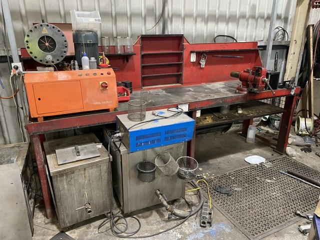 <p>Steel Work Bench</p>