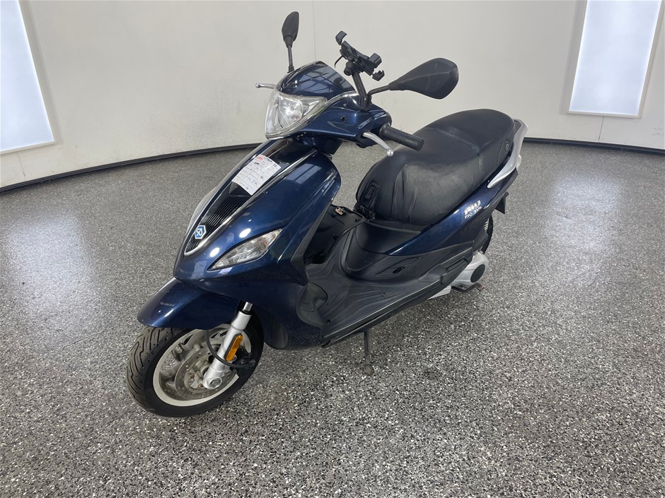 <p>2015 Piaggio Fly 150 Motorcycle</p>
