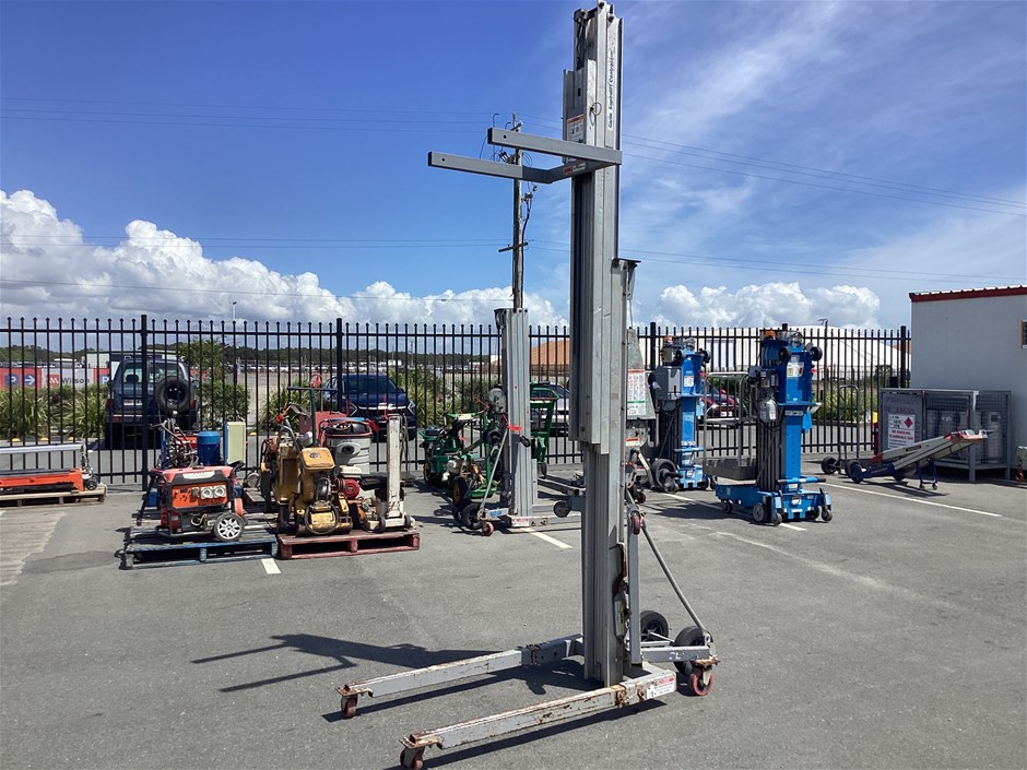 <p>Genie SLC-18 Material Hoist</p>