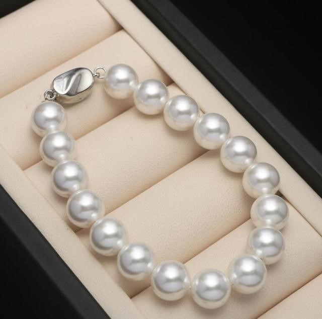 Stunning Shell Pearl Beaded Bracelet - White