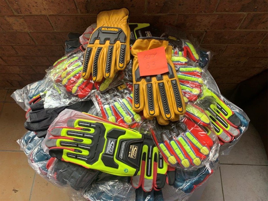 Large Quantity of Quality Tradesman's Gloves - Qty 33