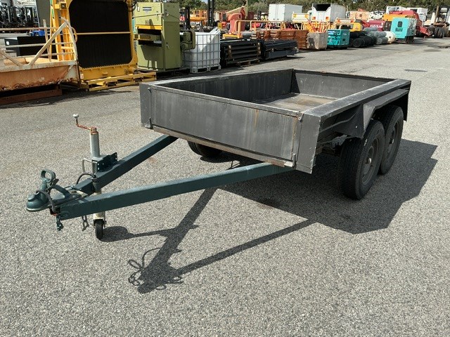 <p>1984 Polmac Grey Tandem Box Trailer</p>