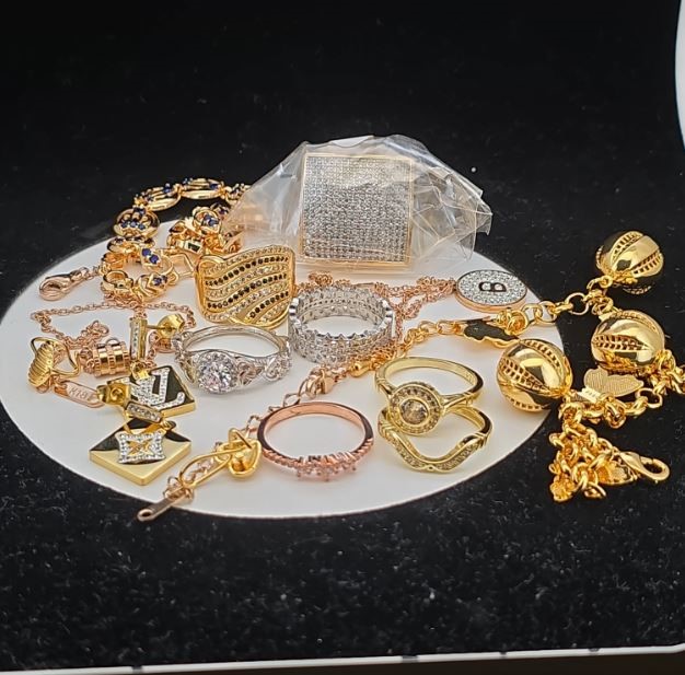 18K gold-plated mixed lot of 10 items perfect for a Christmas gift.