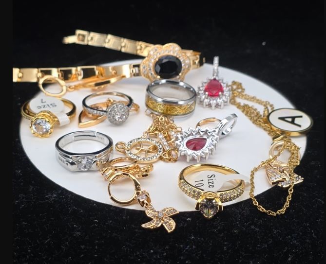 18K gold-plated mixed lot of 10 items  perfect for a Christmas gift.