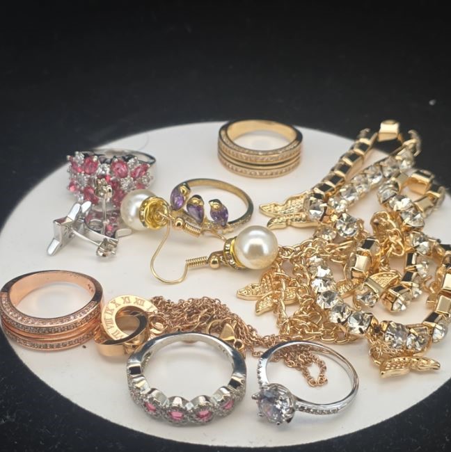 18K gold-plated mixed lot of 10 items perfect for a Christmas gift.