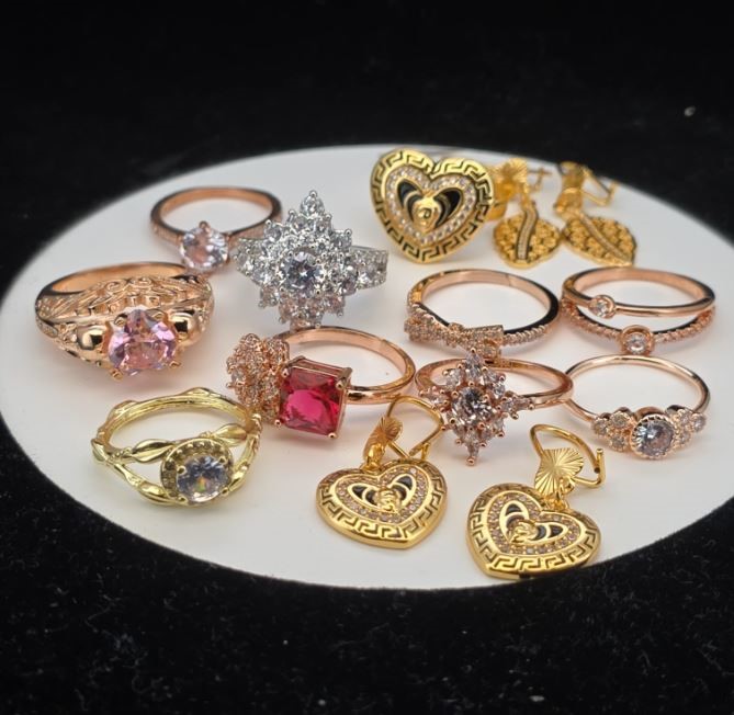 18K gold-plated mixed lot of 10 items perfect for a Christmas gift.