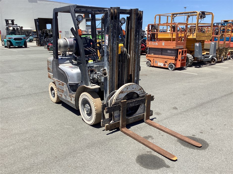 2005 Nissan Counterbalance Forklift (Includes rotating fork attachment)
