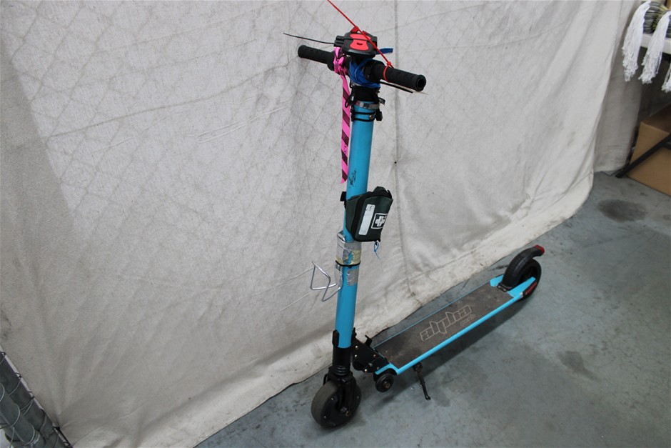 Alpha Peak Light Blue/Black E-Scooter