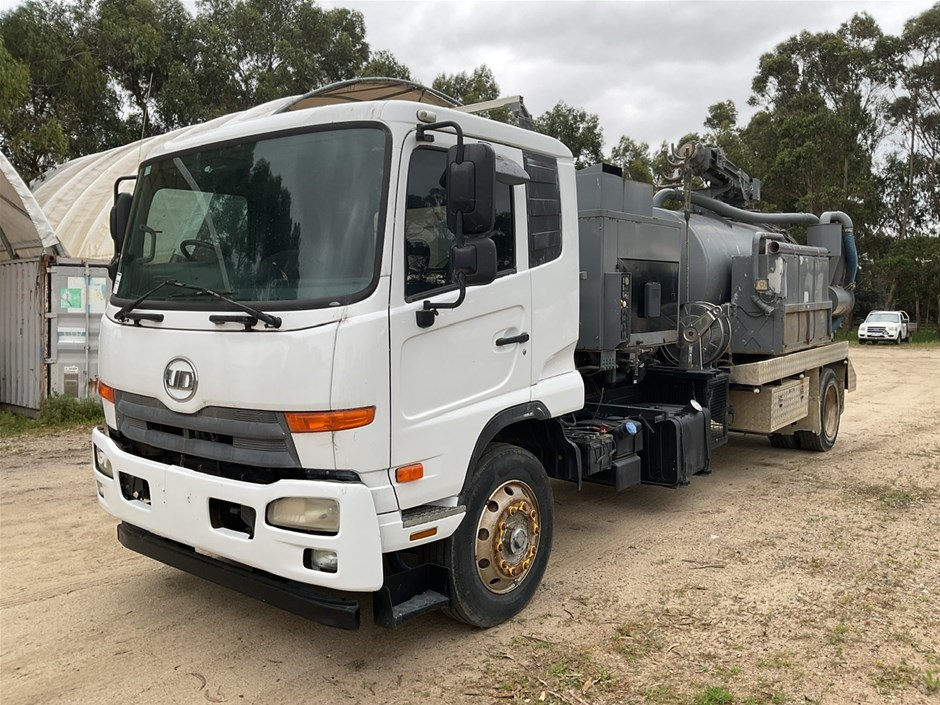 <p>2014 UD PKC8E 4 x 2 Vacuum Truck</p>