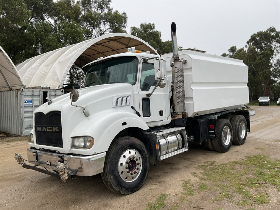 <p>2008 Mack CSMR 6X4 Rigid 6 x 4 Water Truck</p>