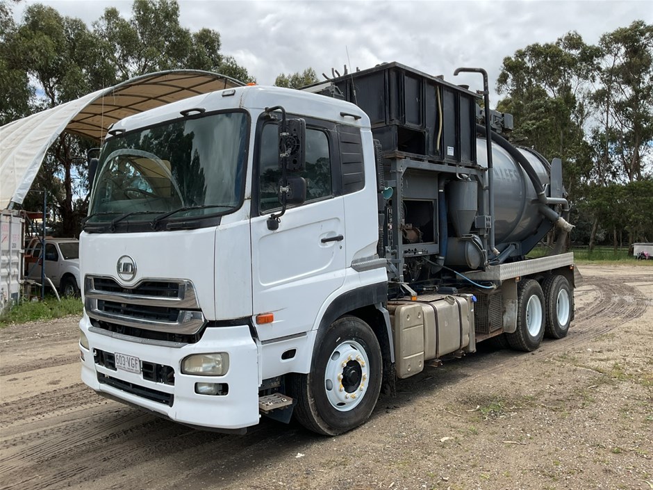 2014 UD CWB40 6 x 4 Vacuum Truck