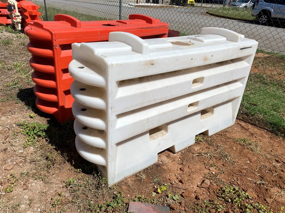 Unreserved RMS Water Filled Plastic Barriers