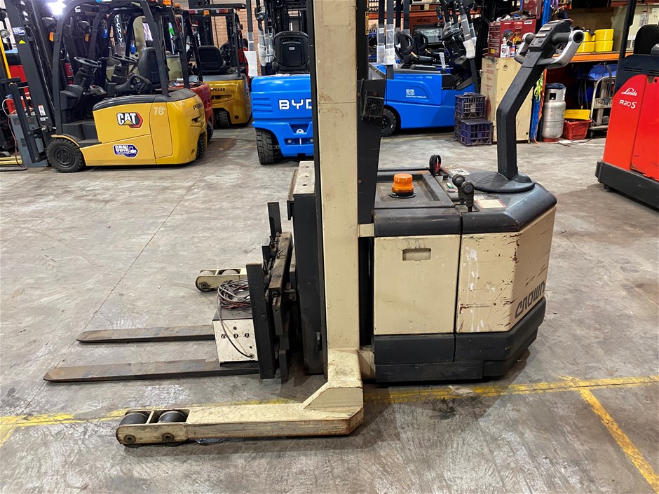 Crown WR3000 Walkie Stacker