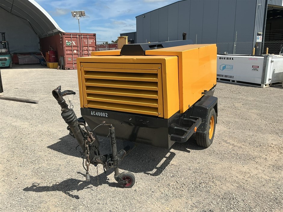 <p>2002 Atlas Copco Trailer Mounted Compressor</p>
