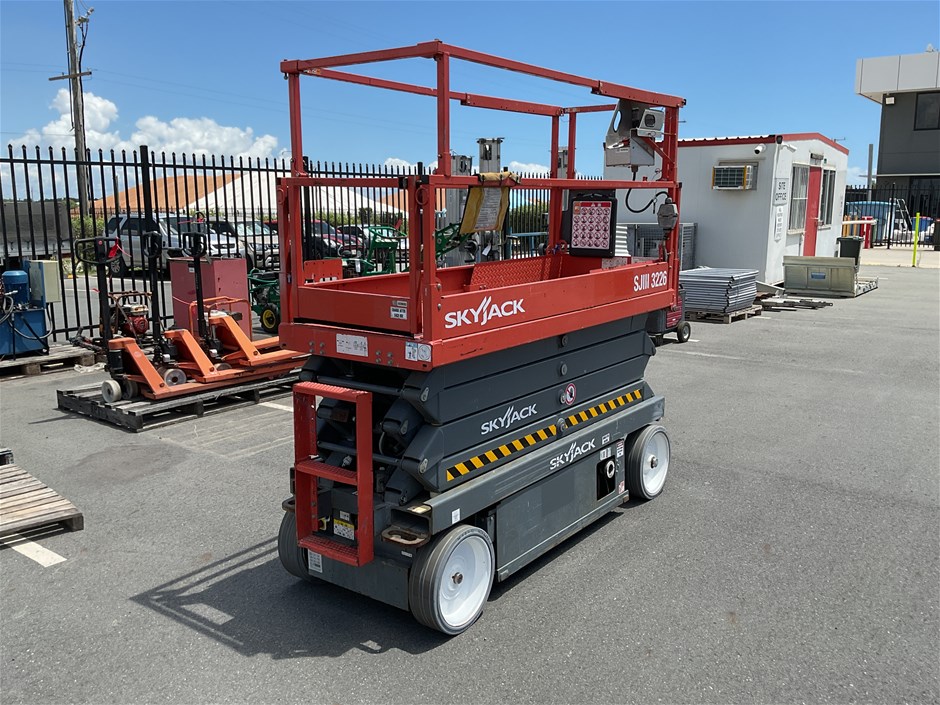 <p>2017 Skyjack SJIII 3226 Scissor Lift</p>
