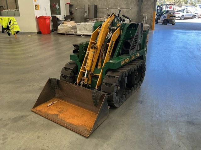 <p>Kanga DY725 Ride On Mini Loader</p>