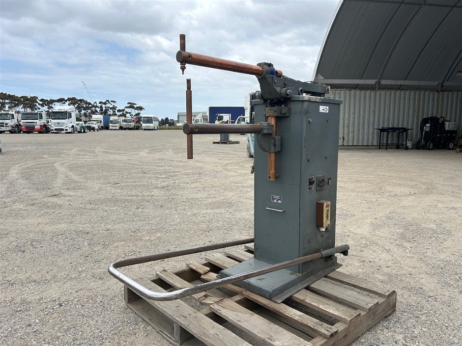 <p>Norman Engineering Spot Welder</p>