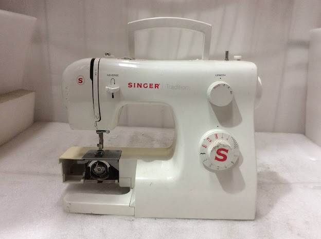 Singer Tradition 2250 Sewing Machine
