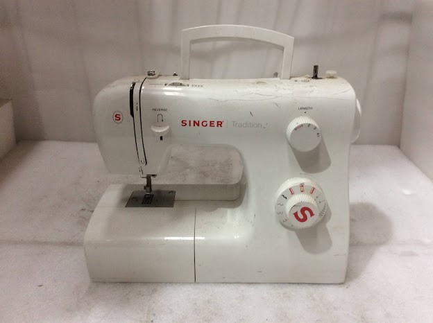 Singer Tradition 2250 Sewing Machine