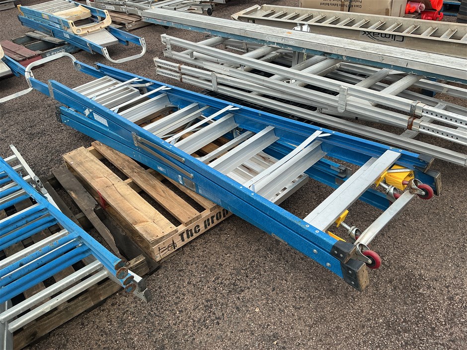 <p>Fiberglass Platform Ladders</p>