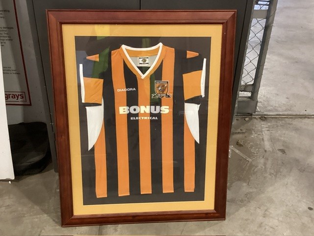 <p>Framed Diadora Hull City 2005-2006 Home Football Gurnsey</p>