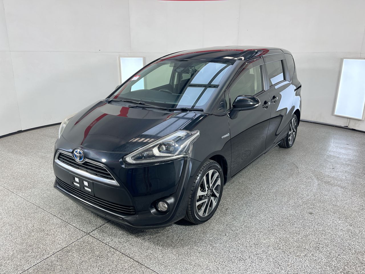2016 Toyota Sienta Hybrid (Import) Automatic 7 Seats Van