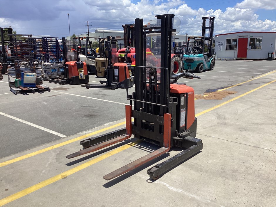 BT Staxio SPE135S Walkie Stacker